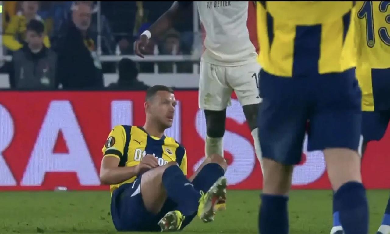 包含佛罗伦萨客场逼平对手,保持不败的词条